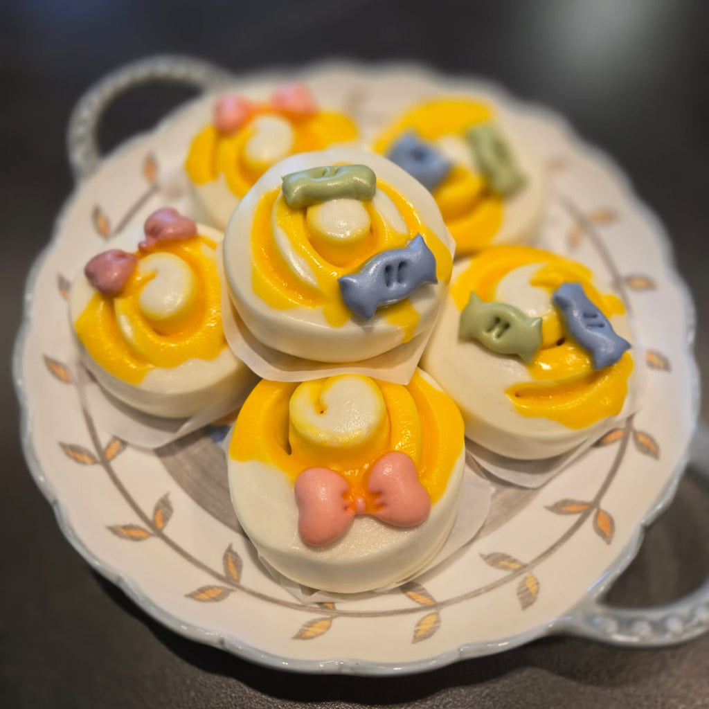 cheesy mantou with decorative pieces